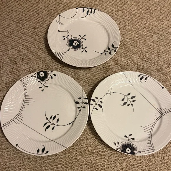 NWT Royal Copenhagen Black Fluted Mega Dinner Plate - Picture 3 of 4